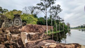 Tonle Om Gate